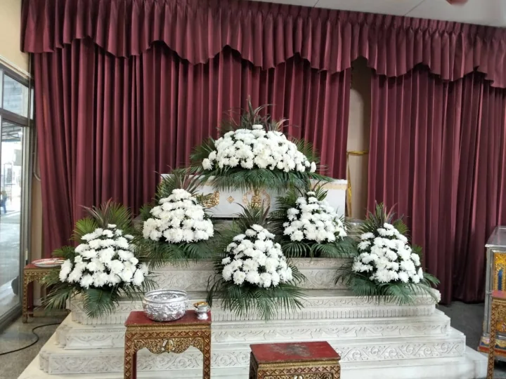 ผลงานจัดจัดดอกไม้หน้าโลงจ่ายเงินและมัดจำ งานศพจริง Funeral Decor