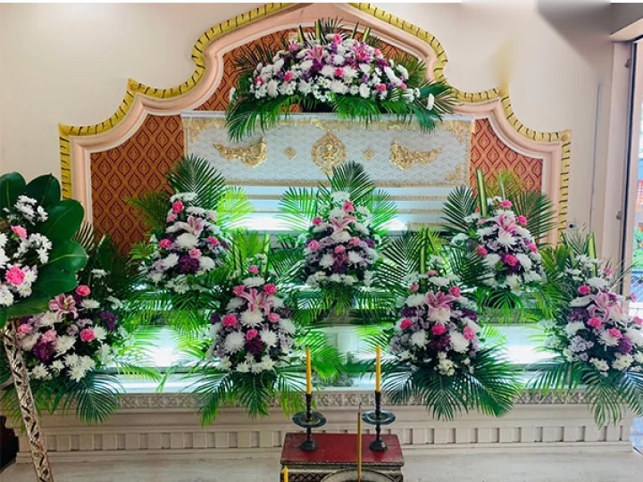 โต๊ะหมู่และดอกไม้หน้าโลงสำหรับงานบำเพ็ญกุศลพระสงฆ์ระยะยาว