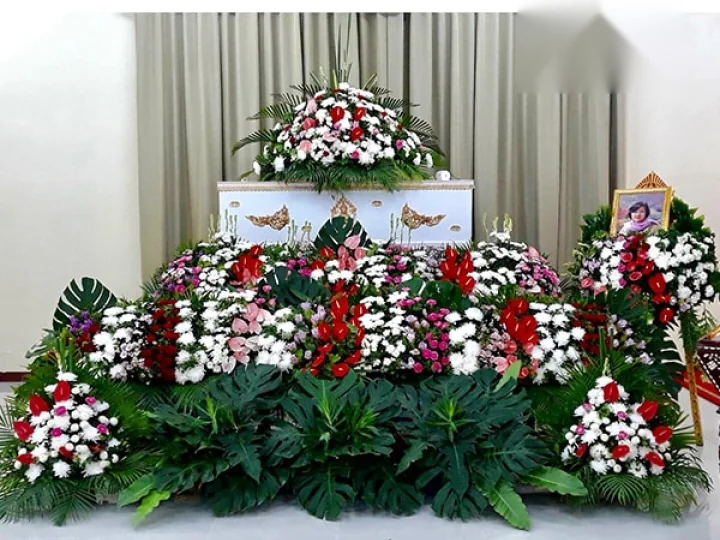 ผลงานจัดดอกไม้หน้าเมรุและตกแต่งศาลาวัด งานศพจริง Funeral Decor