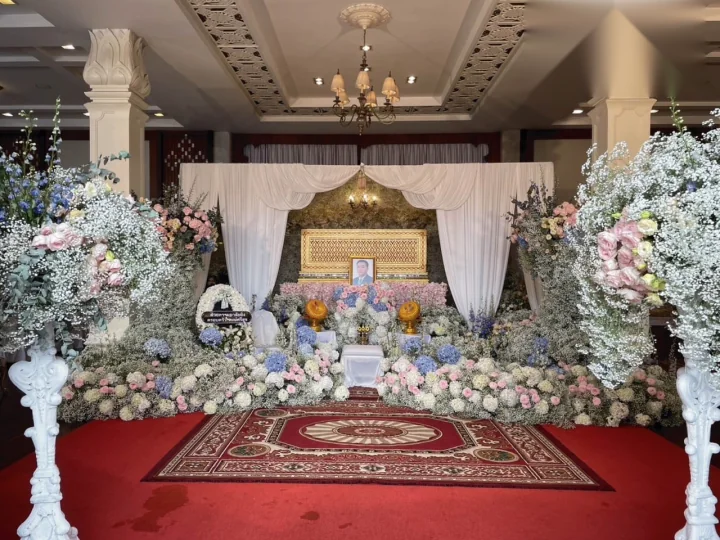 ผลงานจัดดอกไม้หน้ารูปและโต๊ะหมู่ งานศพจริง Funeral Decor