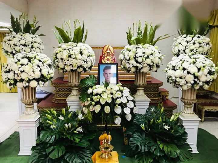ดอกไม้หน้าโลงจัดที่ศาลาวัดสำหรับงานบำเพ็ญกุศลพระสงฆ์