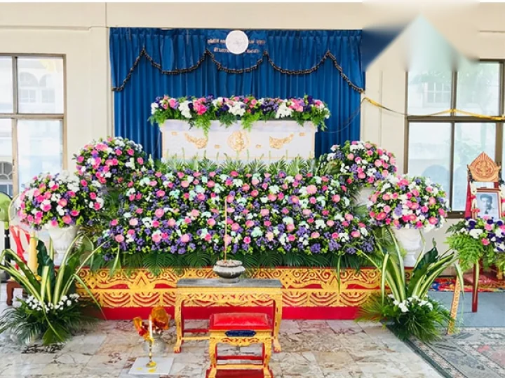 ป้ายริบบิ้นดอกไม้หน้าโลงแสดงความเคารพพระสงฆ์ผู้ล่วงลับ