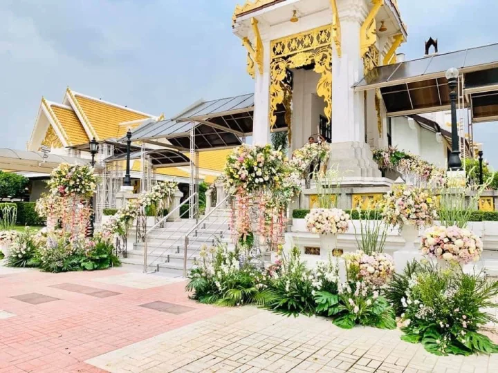 ดอกไม้หน้าโลงโทนขาวทองสำหรับงานบำเพ็ญกุศลพระสงฆ์