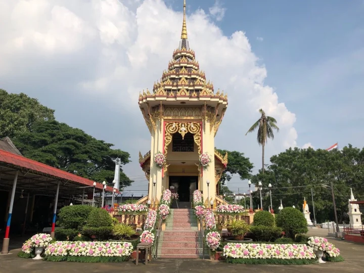 เจ้าภาพยังจัดดอกไม้หน้าโลงของตนเองตามปกติ แม้ของดรับจากแขก