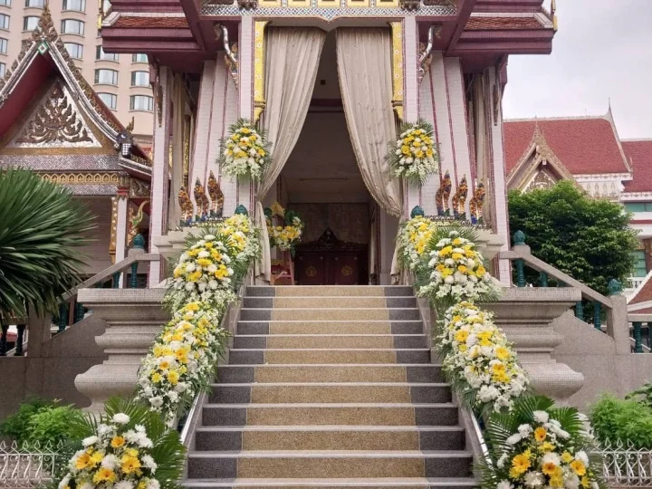ดอกไม้หน้าเมรุปรับคิวติดตั้งใหม่หลังเลื่อนวันฌาปนกิจ Funeral Decor