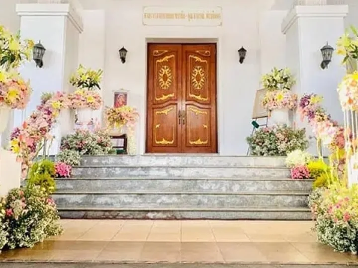 ซุ้มดอกไม้หน้าเมรุที่จัดและติดตั้งจริงโดยทีม Funeral Decor กรุงเทพฯ