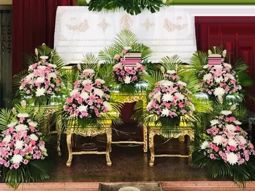 แบบหน้าโลง โทนขาวเรียบ ราคา 5,000 บาท Funeral Decor