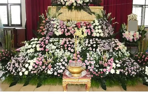 ดอกไม้หน้าโลง เขตพระนคร โทนขาวเรียบ จัดดอกไม้งานศพ กรุงเทพ
