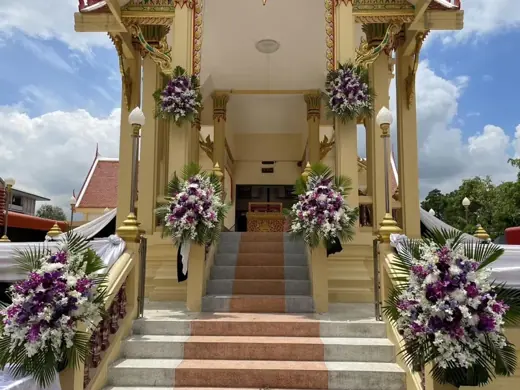 ดอกไม้หน้าเมรุวันฌาปนกิจ แยกจากดอกไม้หน้าโลงวันสวดพระอภิธรรม