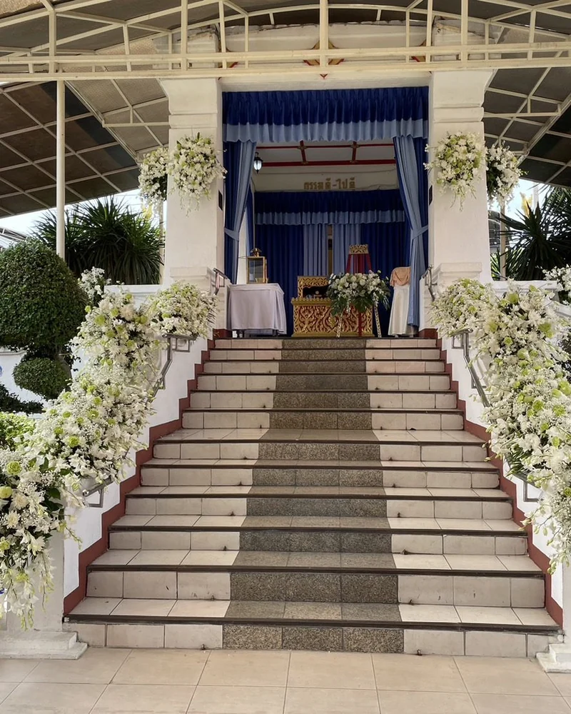 ซุ้มดอกไม้หน้าเมรุ แบบสุริยาลัย นิรันดร์ จัดดอกไม้งานศพ กรุงเทพ