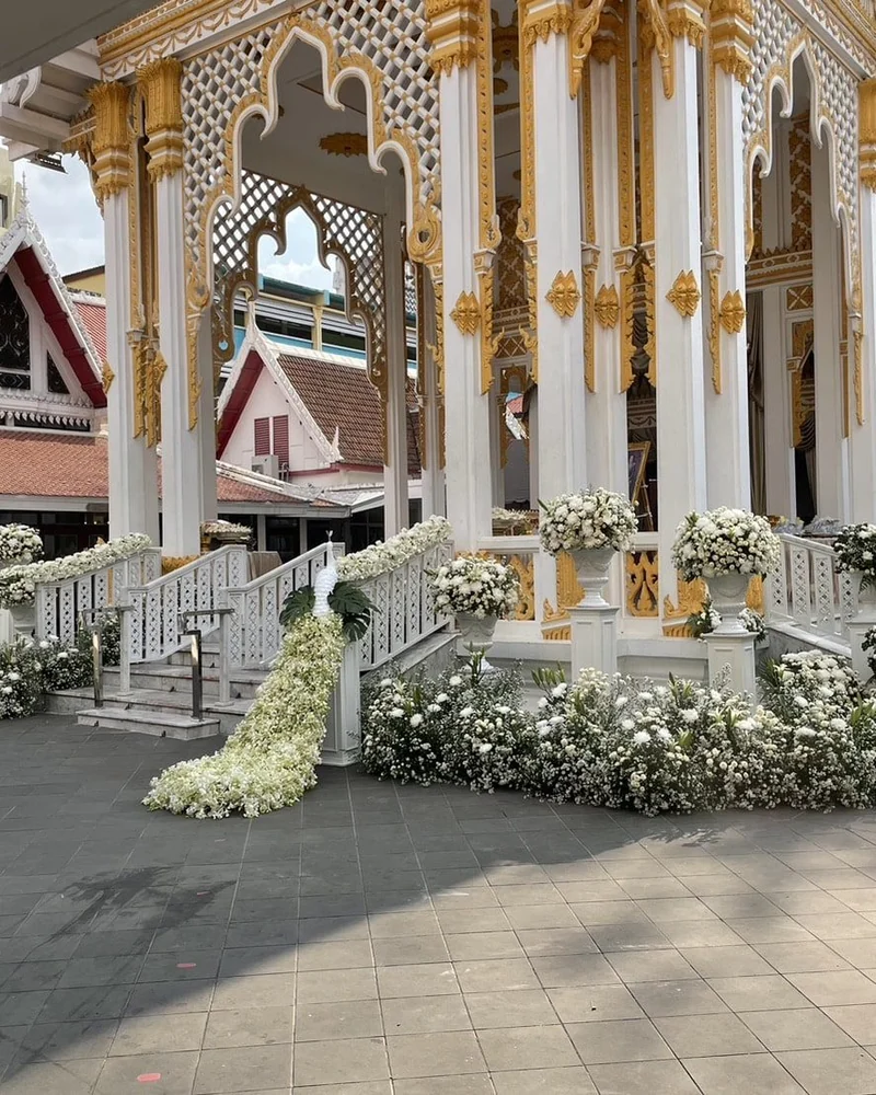 ซุ้มดอกไม้หน้าเมรุ แบบพฤกษานุสรณ์ อาลัย จัดดอกไม้งานศพ กรุงเทพ