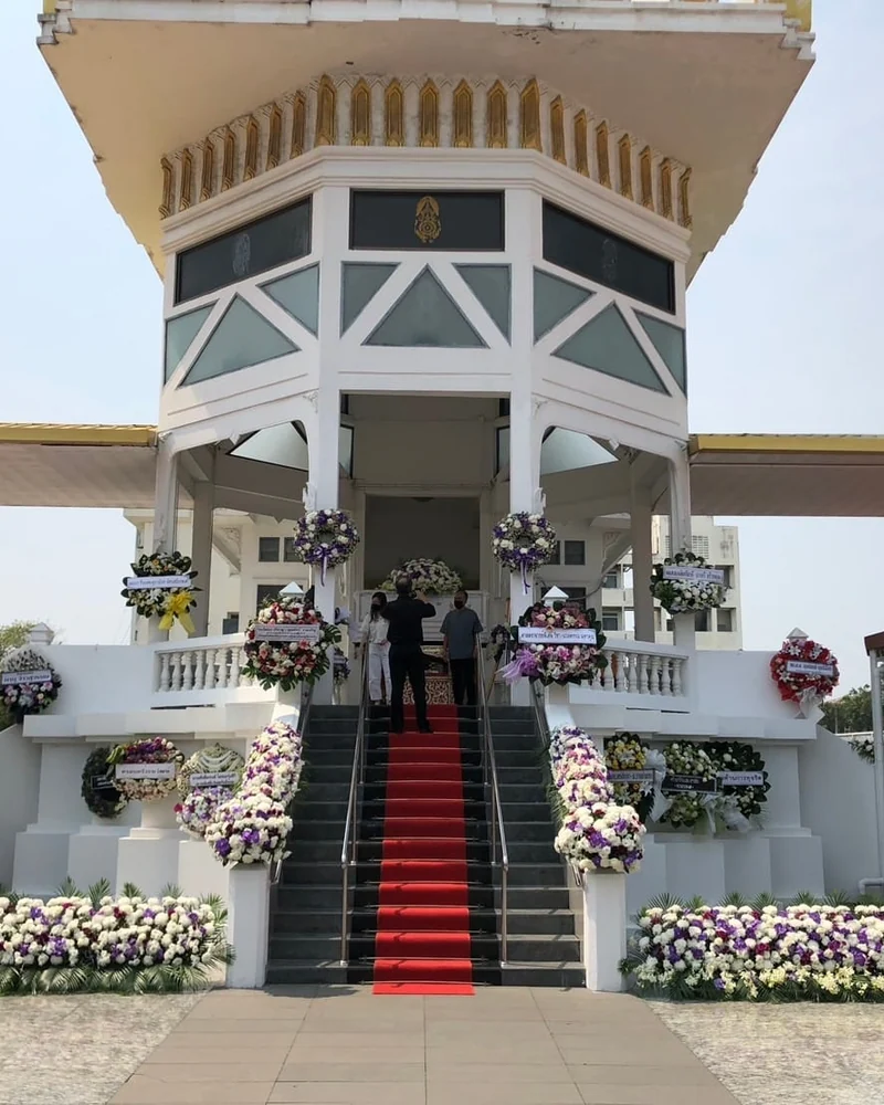 ซุ้มดอกไม้หน้าเมรุ แบบราชาวดี อาลัย จัดดอกไม้งานศพ กรุงเทพ