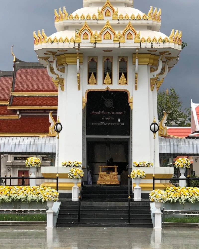 ซุ้มดอกไม้หน้าเมรุ แบบราชาวดี สง่า จัดดอกไม้งานศพ กรุงเทพ