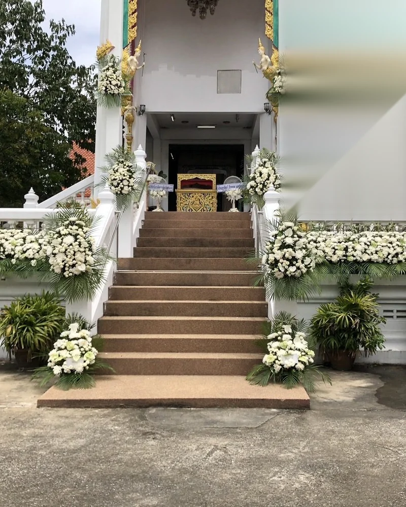 ซุ้มดอกไม้หน้าเมรุ แบบฉัตรแก้ว สง่า จัดดอกไม้งานศพ กรุงเทพ
