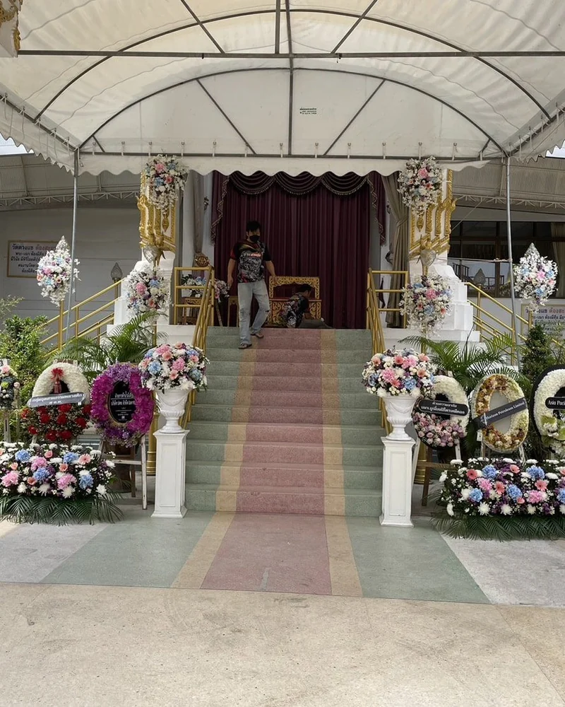 ซุ้มดอกไม้หน้าเมรุ แบบเบญจมาศทอง สง่า จัดดอกไม้งานศพ กรุงเทพ