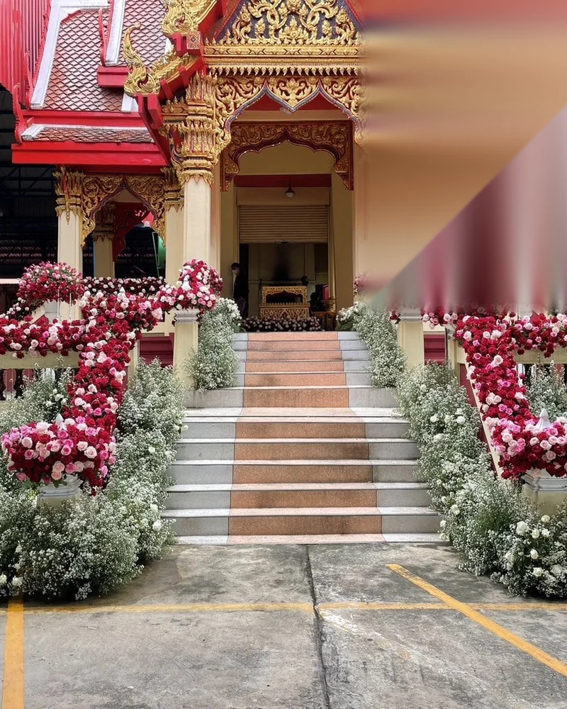 ซุ้มดอกไม้หน้าเมรุ แบบฉัตรแก้ว สงบงาม จัดดอกไม้งานศพ กรุงเทพ